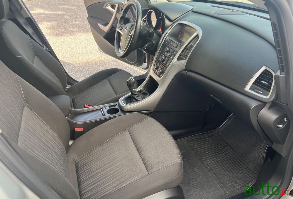 2011' Opel Astra Sports Tourer photo #6