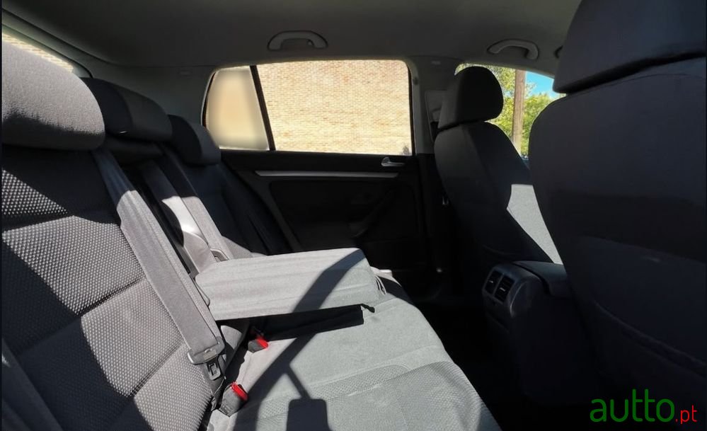 2008' Volkswagen Golf photo #6