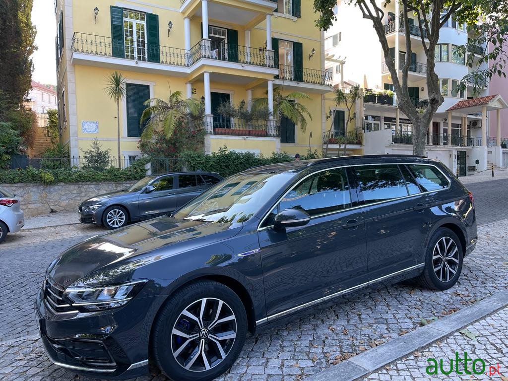 2021' Volkswagen Passat Variant photo #1