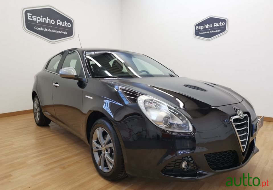 2012' Alfa Romeo Giulietta photo #1