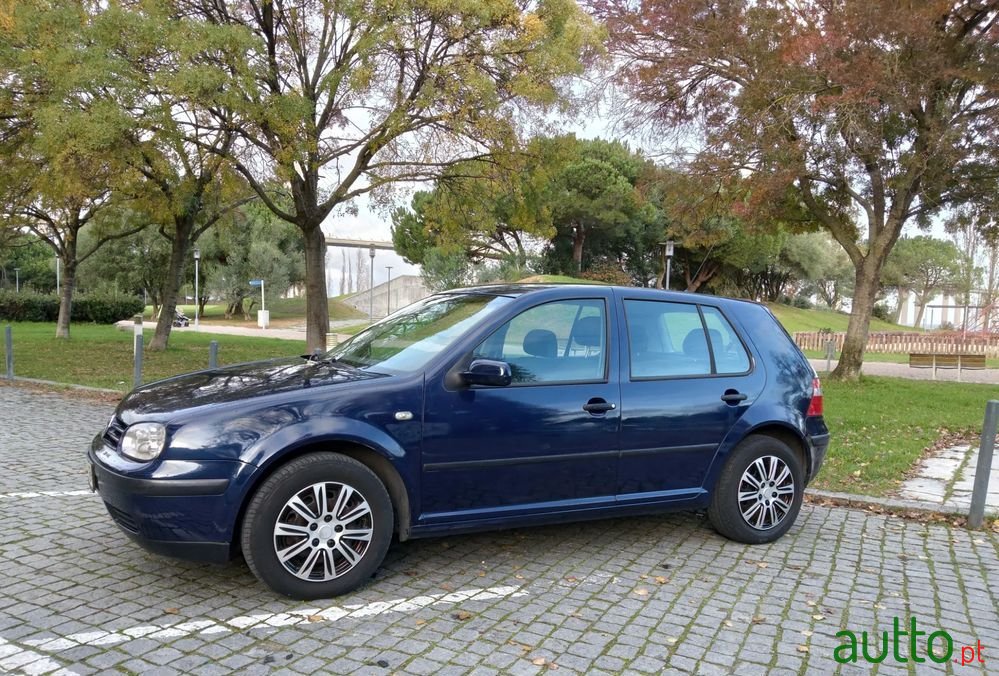 2002' Volkswagen Golf photo #3
