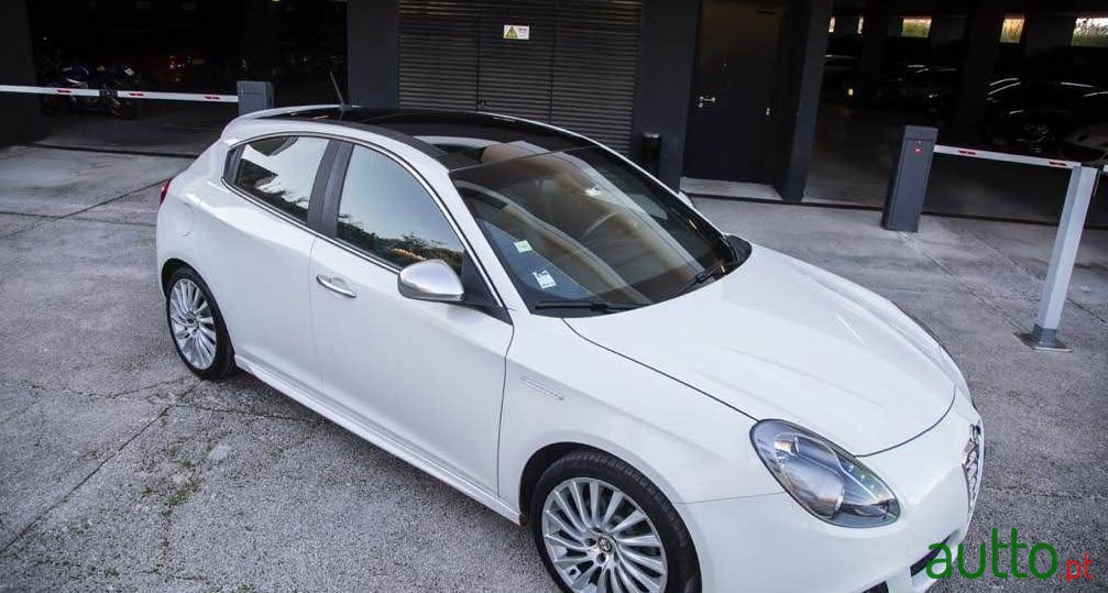 2010' Alfa Romeo Giulietta photo #1