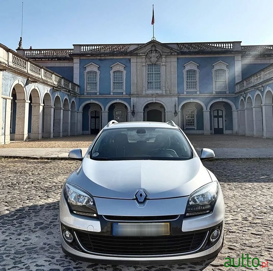 2013' Renault Megane Sport Tourer photo #2