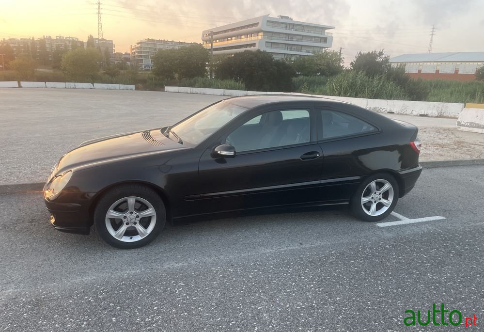 2004' Mercedes-Benz Classe C photo #2