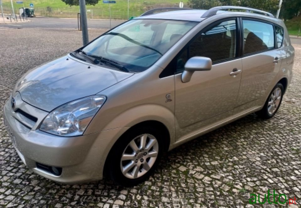 2004' Toyota Corolla Verso photo #1