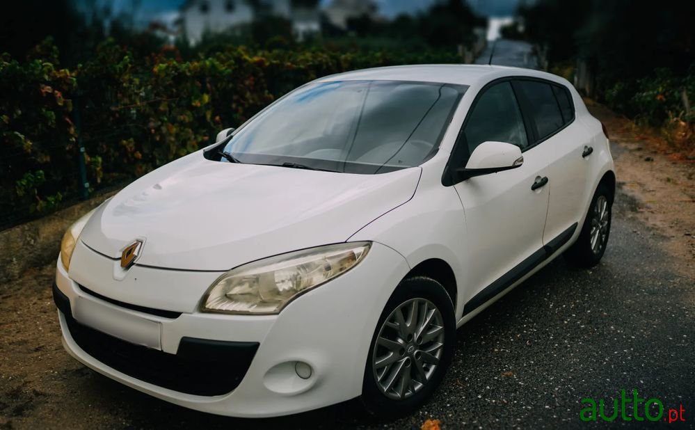 2010' Renault Megane photo #2