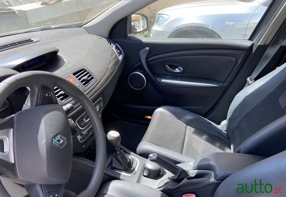 2010' Renault Megane Sport Tourer photo #5