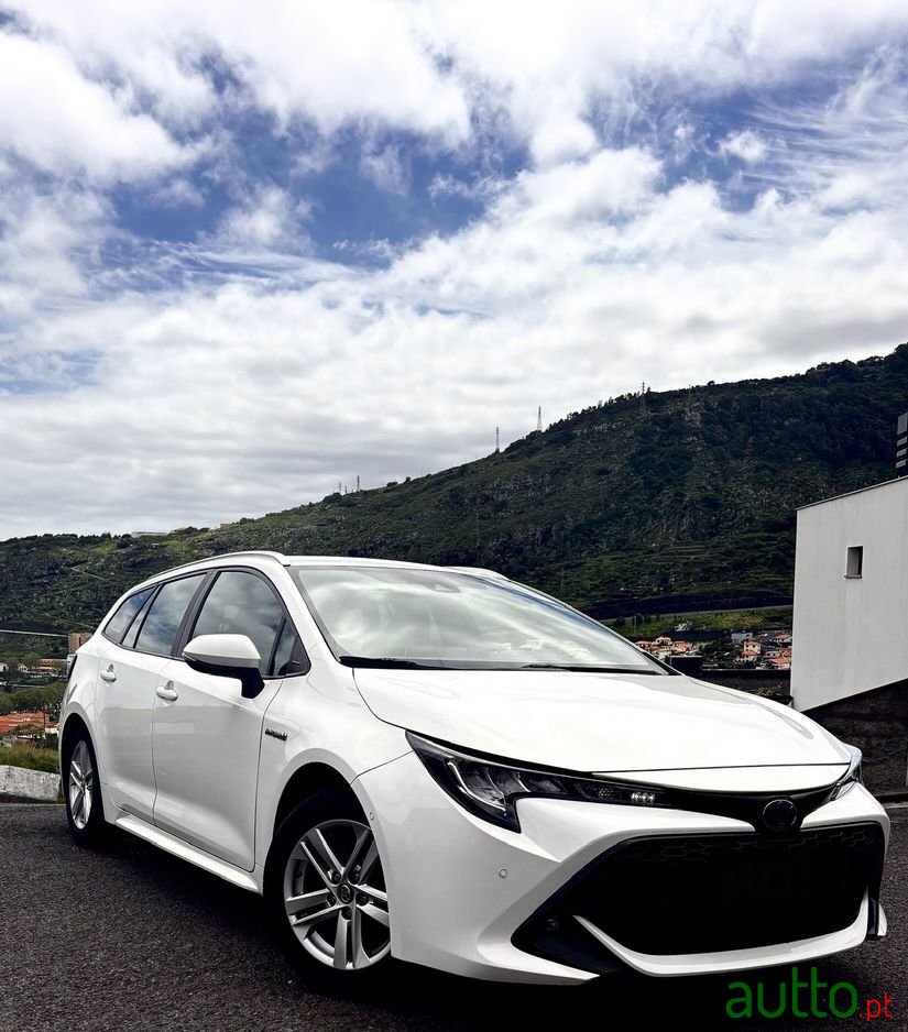 2019' Toyota Corolla Touring Sports photo #2