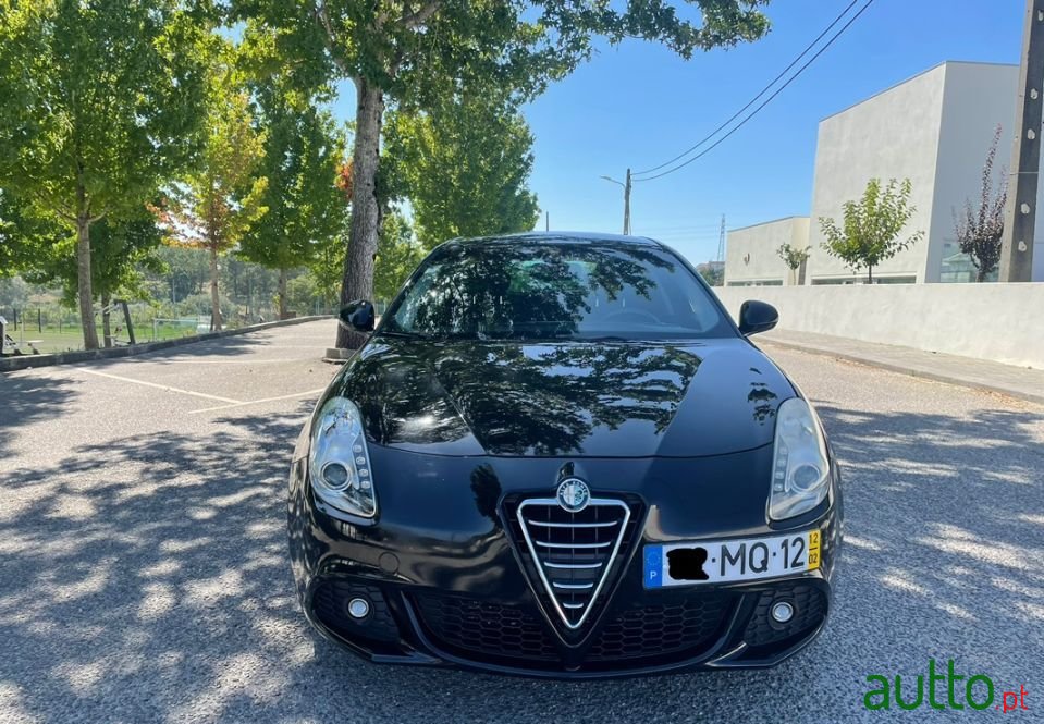 2012' Alfa Romeo Giulietta photo #3