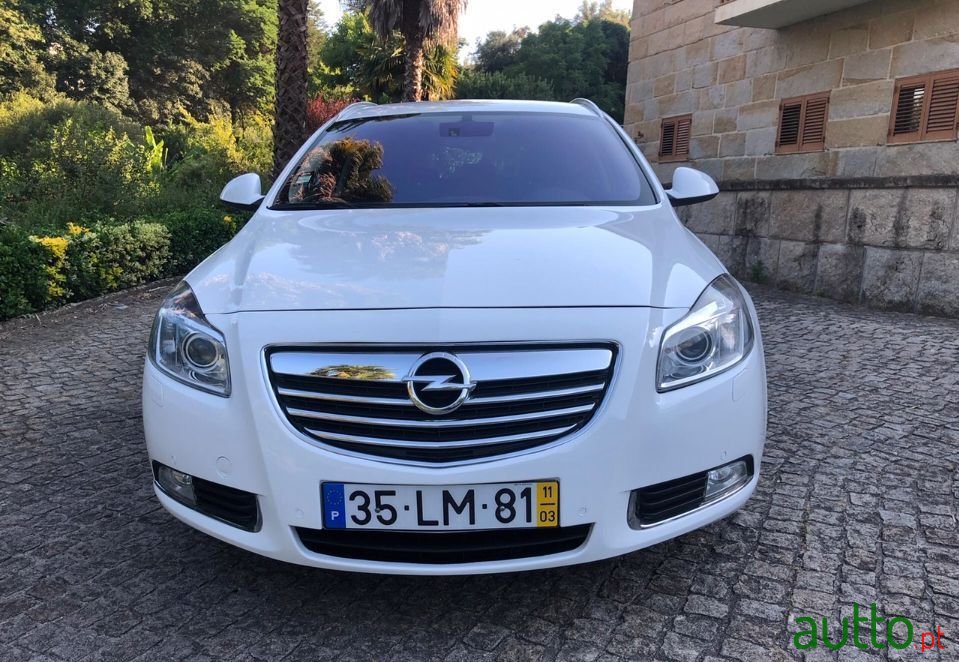 2011' Opel Insignia Sports Tourer photo #2
