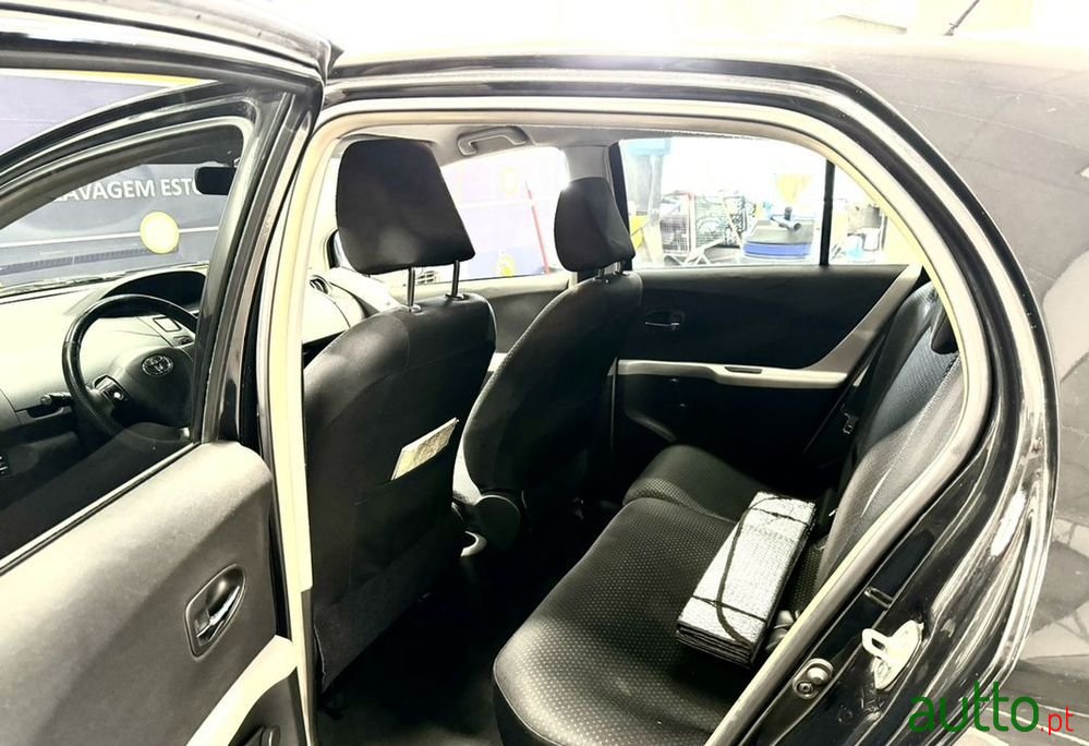 2010' Toyota Yaris photo #3