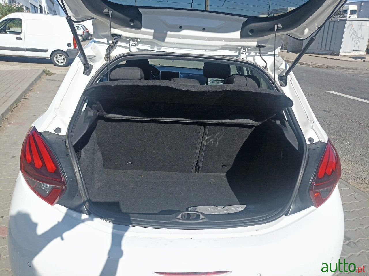 2019' Peugeot 208 photo #6