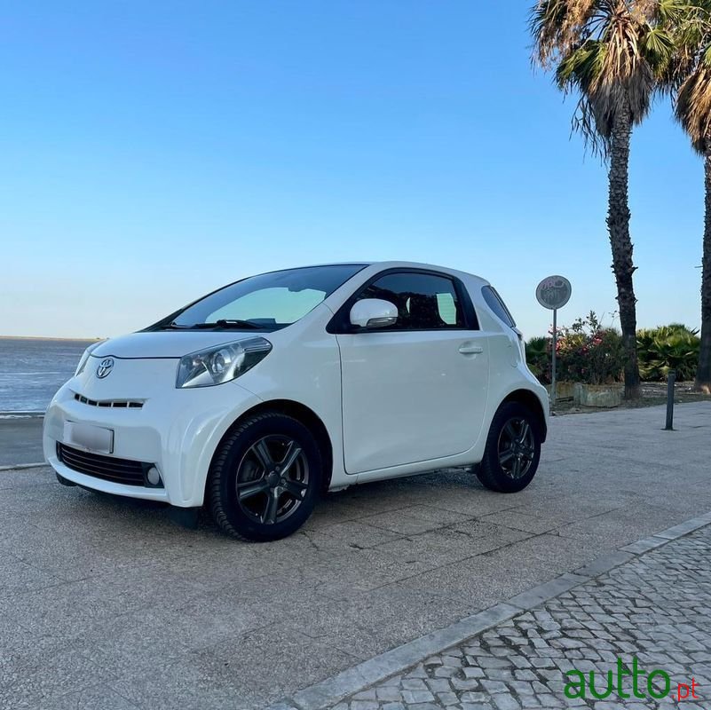 2010' Toyota iQ photo #2