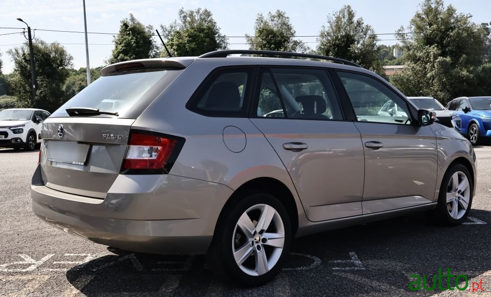 2015' Skoda Fabia Break photo #2
