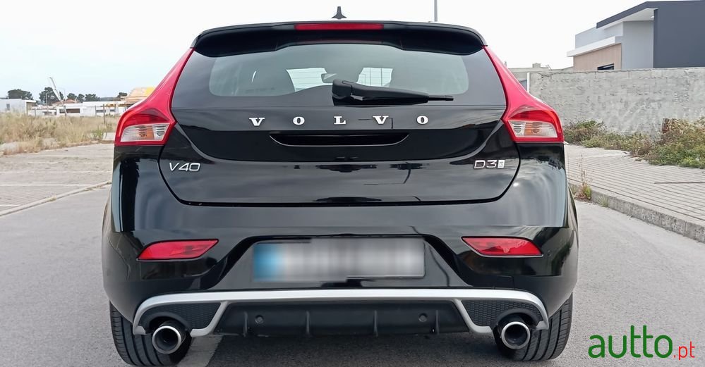 2018' Volvo V40 2.0 D3 R-Design Geartronic photo #2