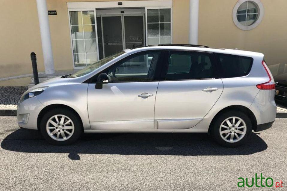 2011' Renault Grand Scenic photo #2