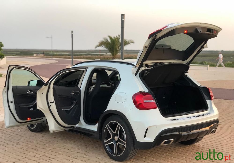 2015' Mercedes-Benz GLA 220 photo #5