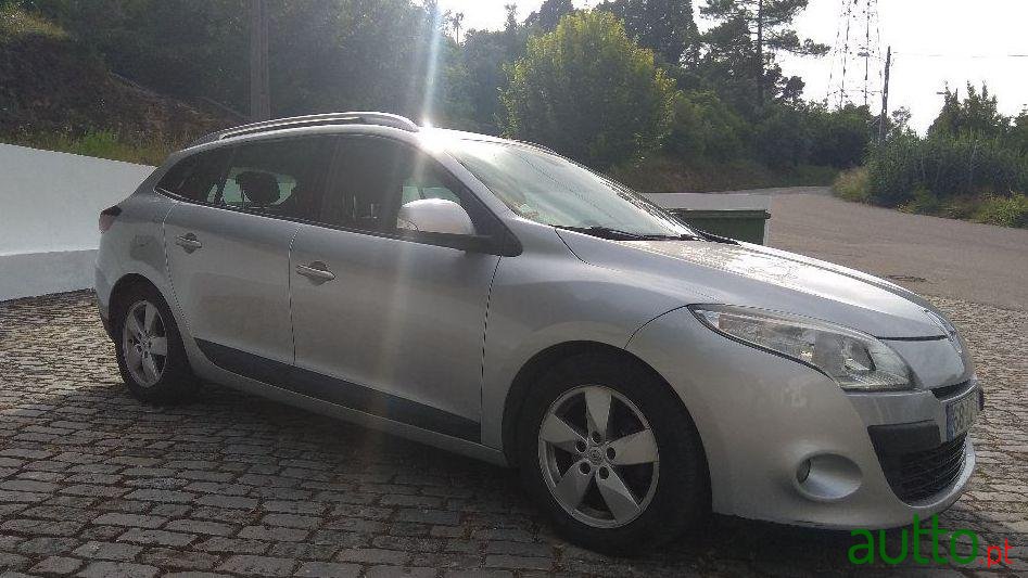 2011' Renault Megane Sport Tourer photo #2