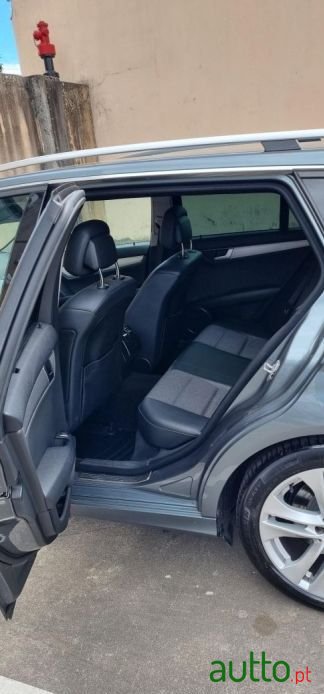 2011' Mercedes-Benz C-220 photo #3