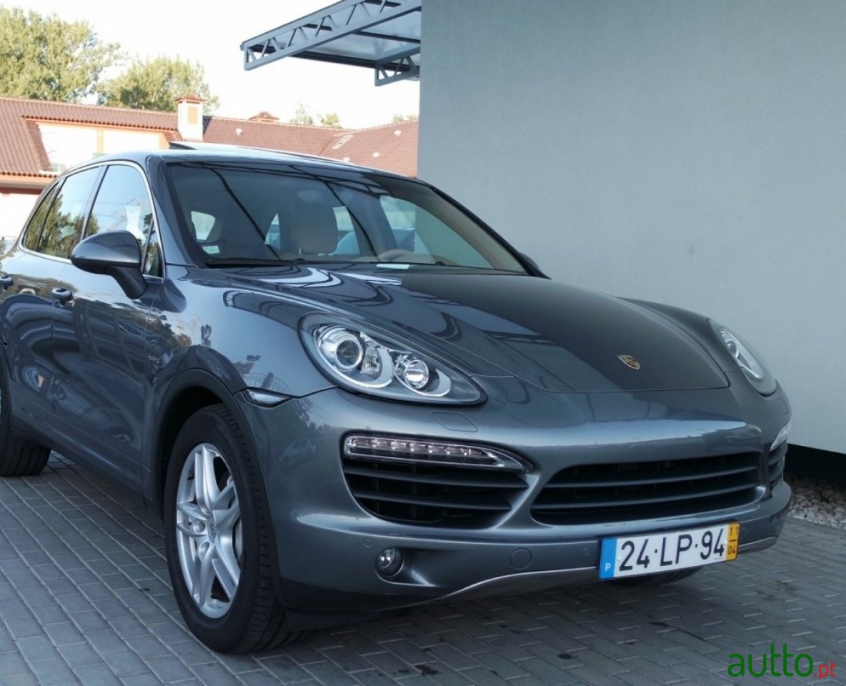 2011' Porsche Cayenne photo #2
