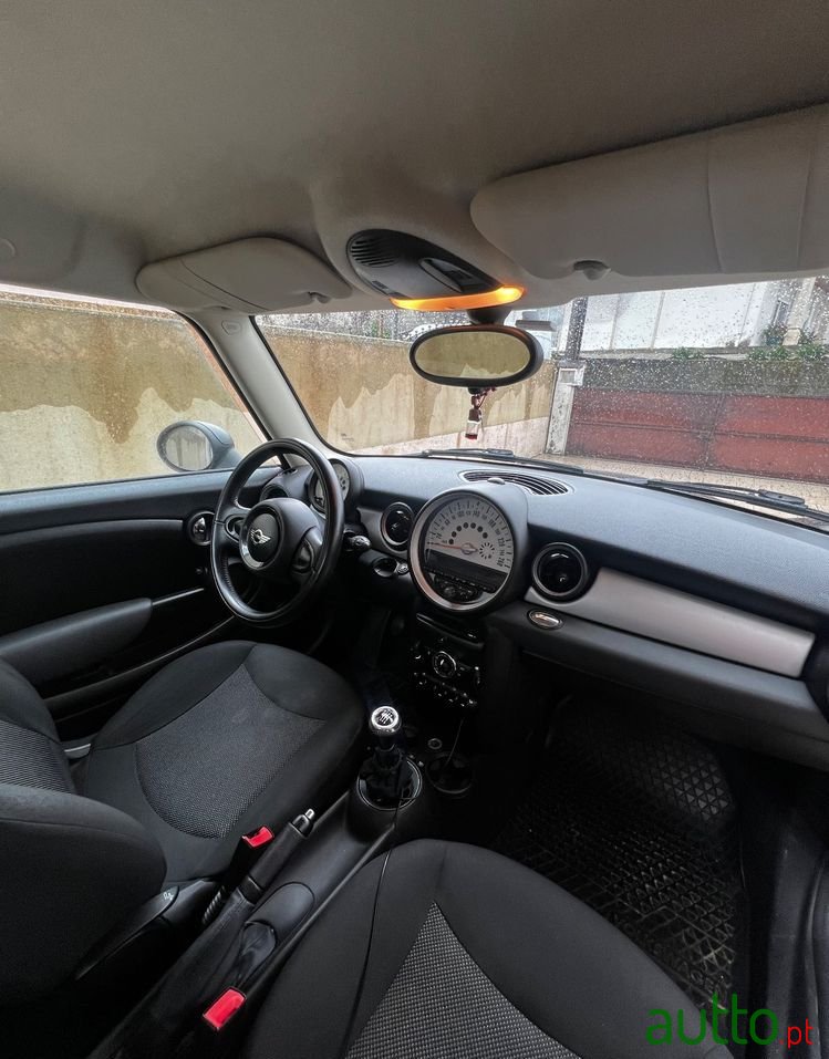 2012' MINI One 3 Portas photo #6