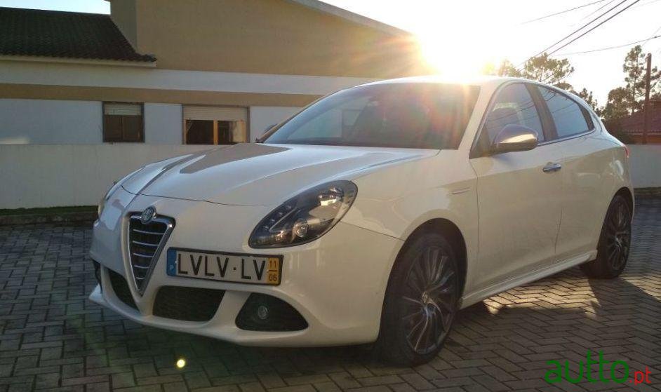 2011' Alfa Romeo Giulietta Distinctive photo #2