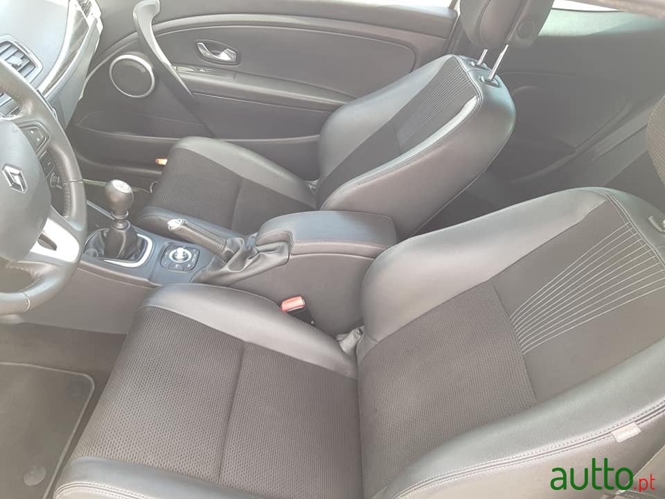 2011' Renault Megane COUPE DCI photo #4