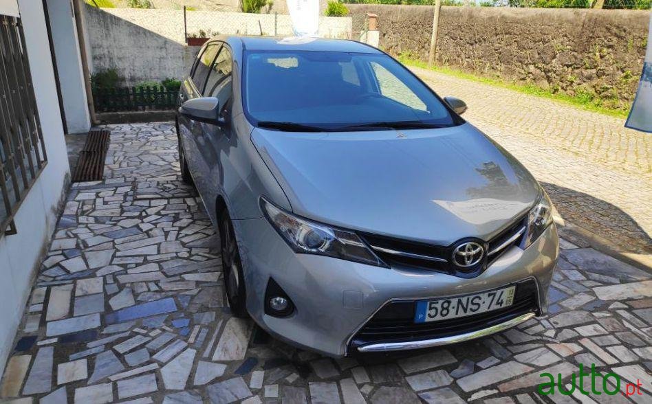 2013' Toyota Auris photo #3