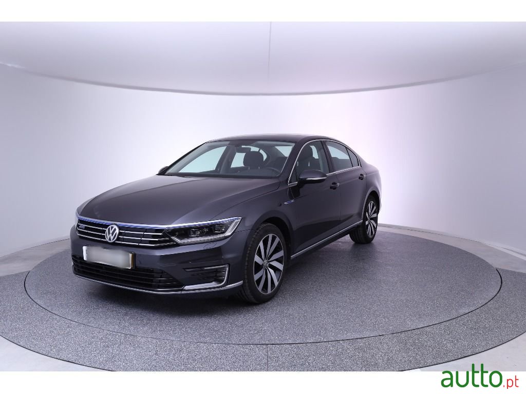 2018' Volkswagen Passat photo #1