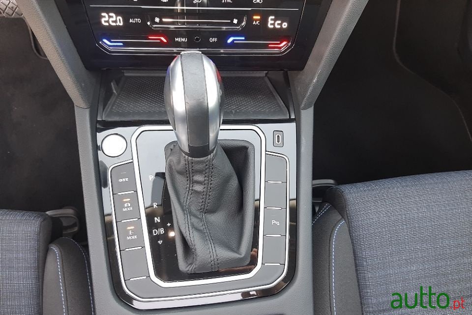 2020' Volkswagen Passat Variant photo #4