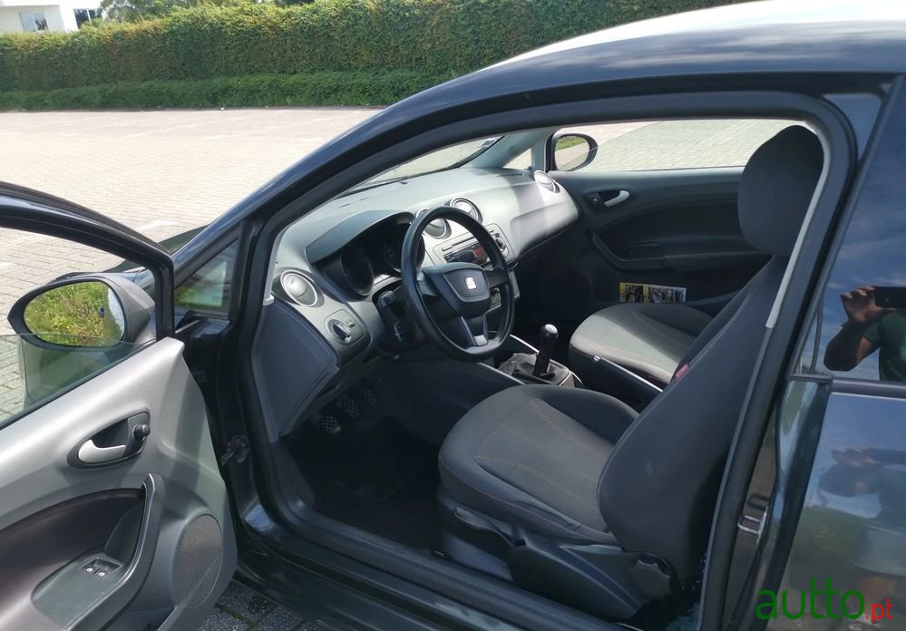 2011' SEAT Ibiza photo #3