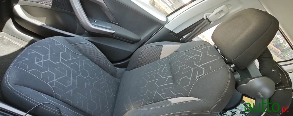 2014' Peugeot 2008 1.4 Hdi Active photo #5