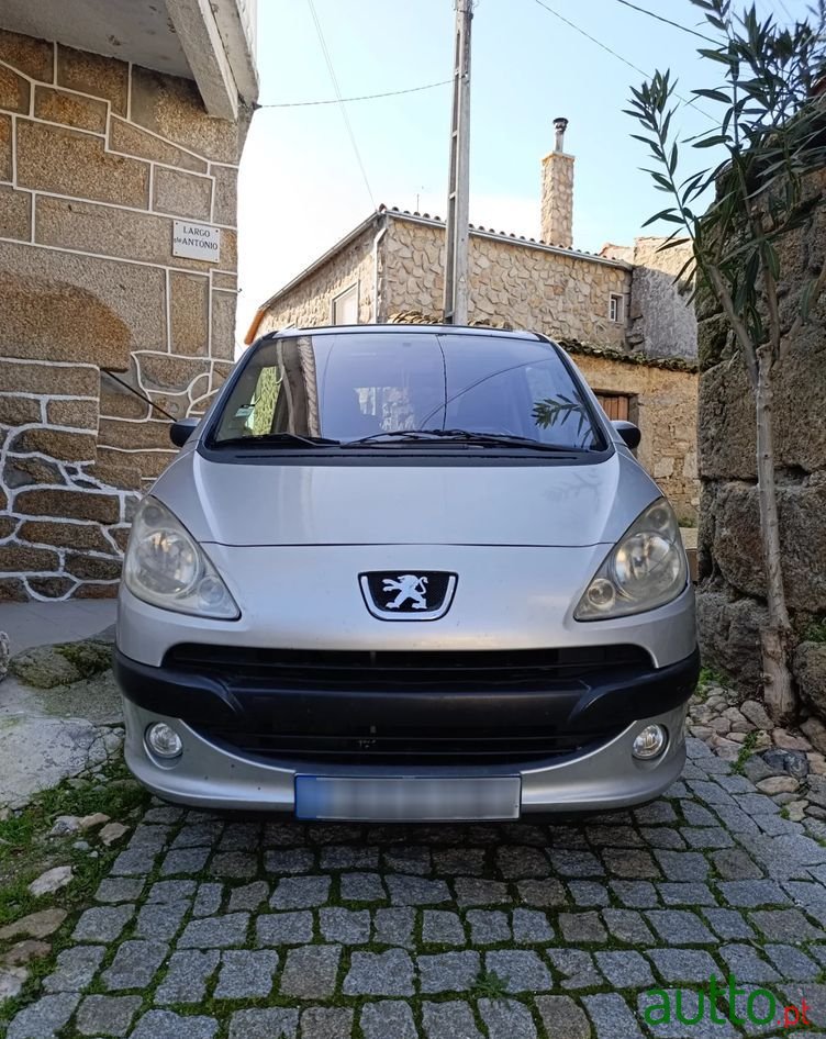 2005' Peugeot 1007 1.4 Hdi Urban photo #2