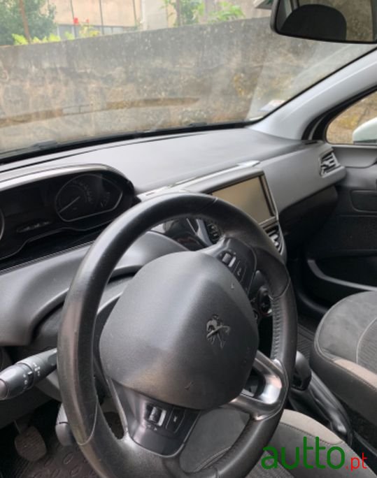 2015' Peugeot 208 photo #5