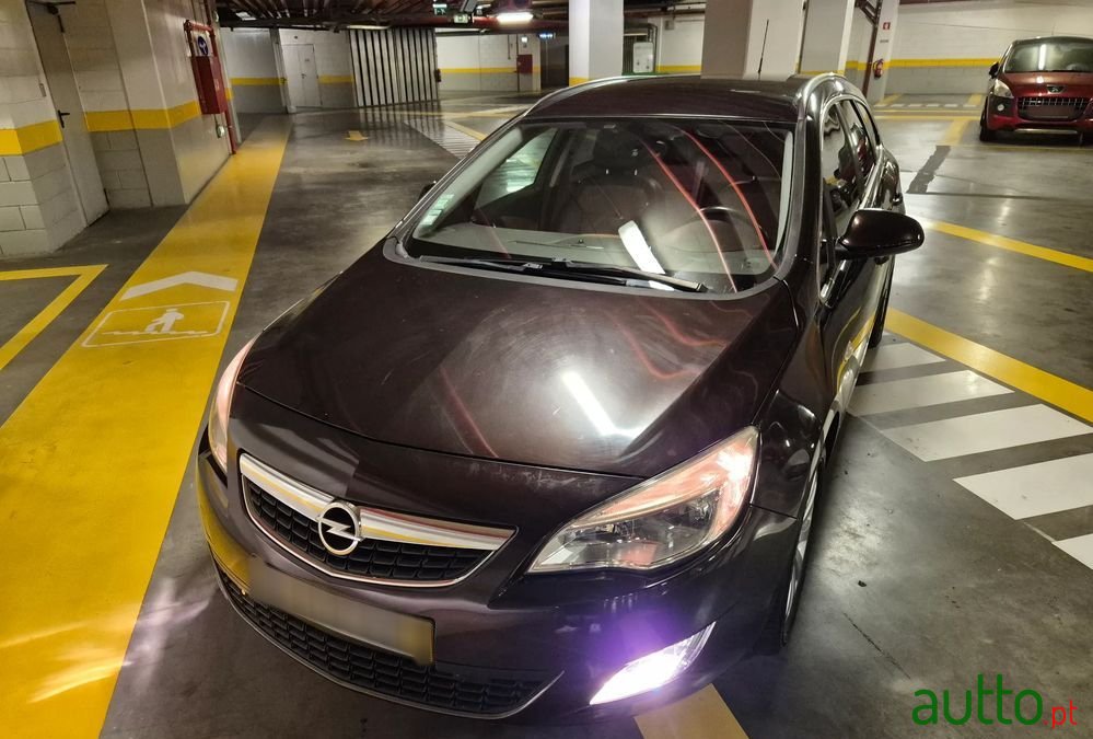 2011' Opel Astra Sports Tourer photo #5