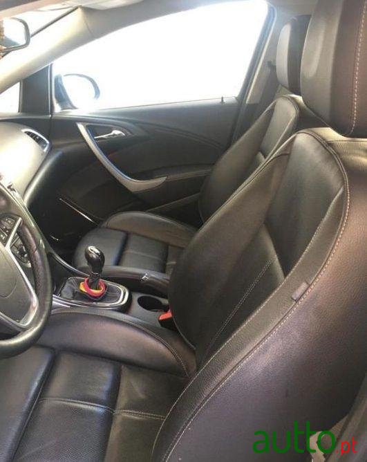 2013' Opel Astra Sports Tourer photo #1