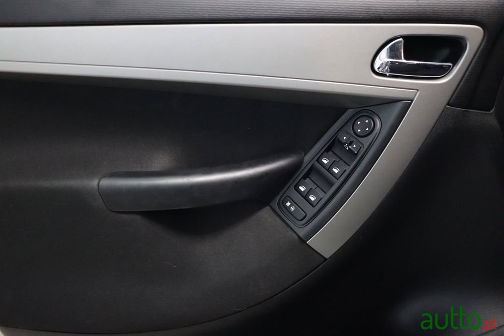 2011' Citroen C4 Picasso photo #5