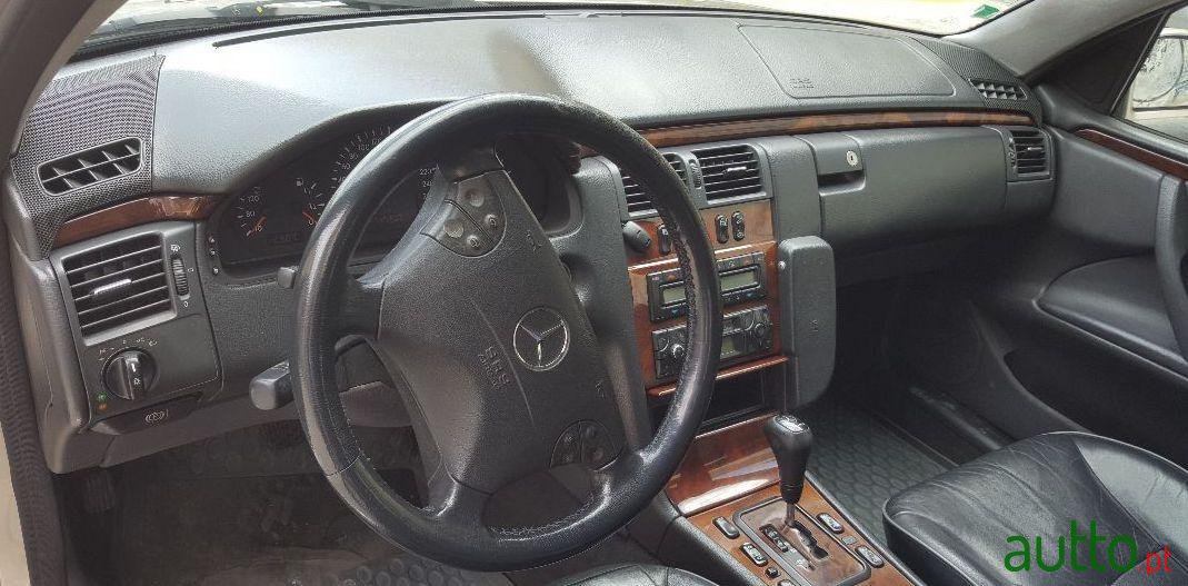 2000' Mercedes-Benz E-270 photo #2