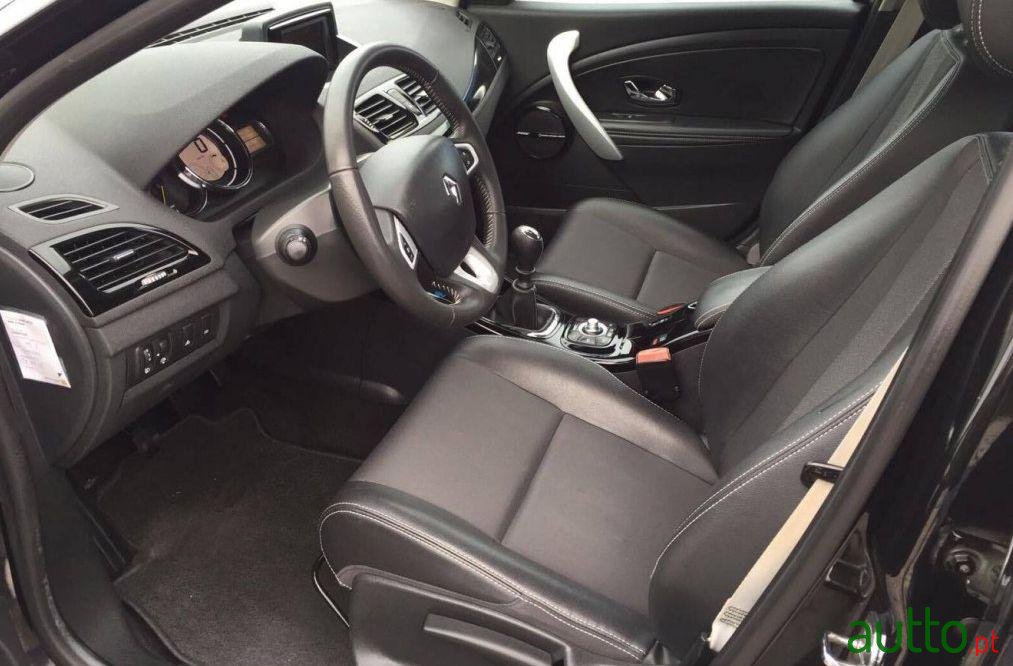 2012' Renault Megane Sport Tourer photo #4