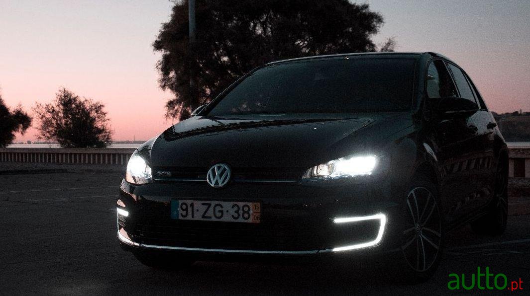 2015' Volkswagen Golf photo #2