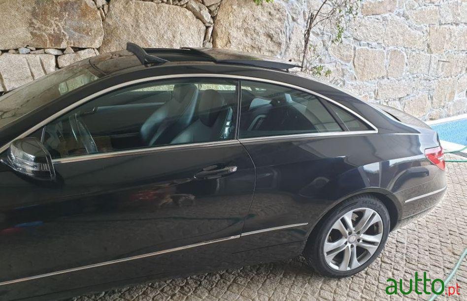 2011' Mercedes-Benz 220 Coupe photo #4