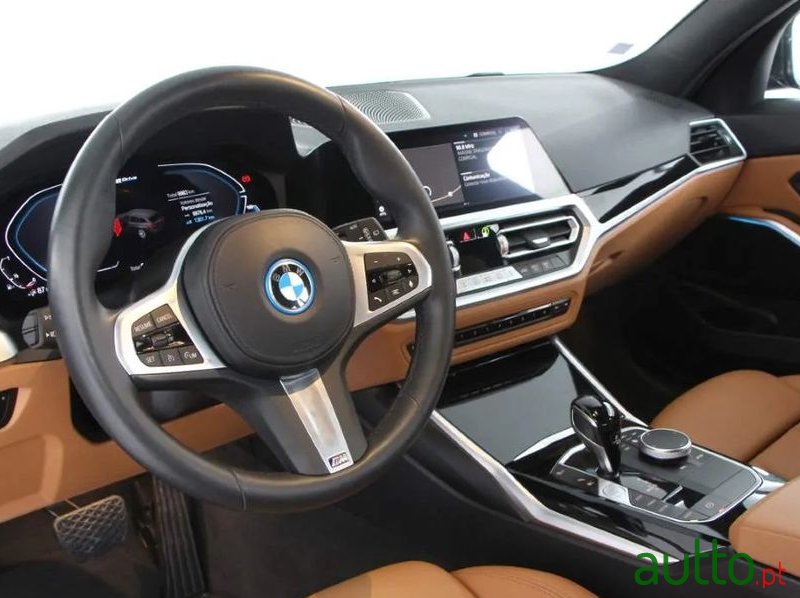 2022' BMW 330 E Touring Auto photo #2