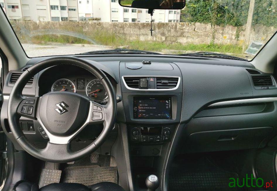 2011' Suzuki Swift photo #3