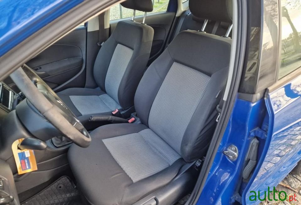 2010' Volkswagen Polo photo #6