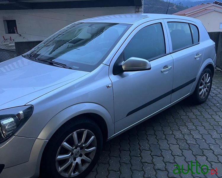 2005' Opel Astra 1.3 Cdti Elegance photo #3