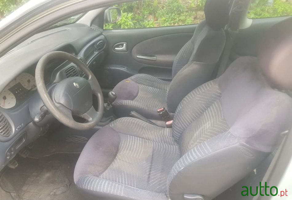 2002' Renault Megane Coupe photo #5