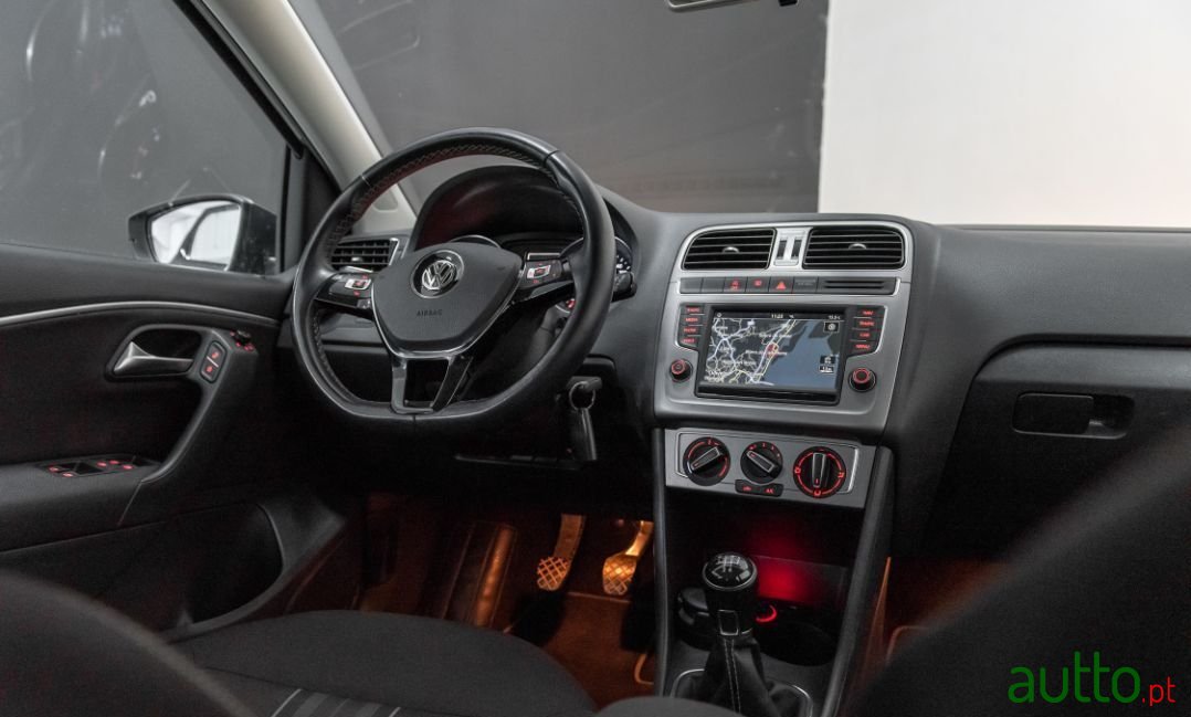2015' Volkswagen Polo photo #5