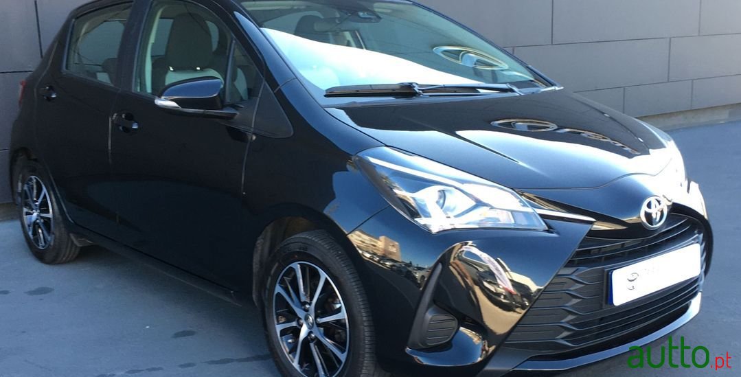 2020' Toyota Yaris Comfort photo #3