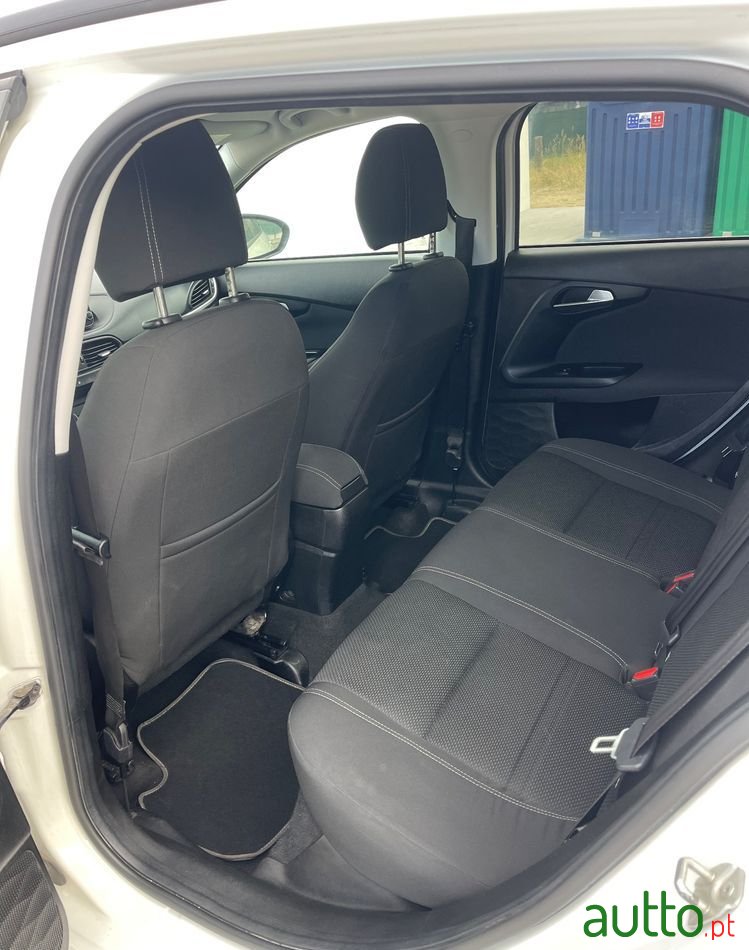 2020' Fiat Tipo Station Wagon photo #6