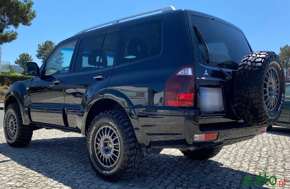 2015' Mitsubishi Pajero photo #6